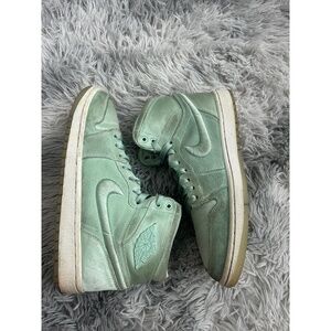 Nike Air Jordan 1 Retro High Season of Her Mint Green Womens 9.5 W AO1847-345
